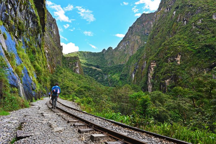 portadaOK Viajero caminando por lineas del tren hacia Machu Picchu
