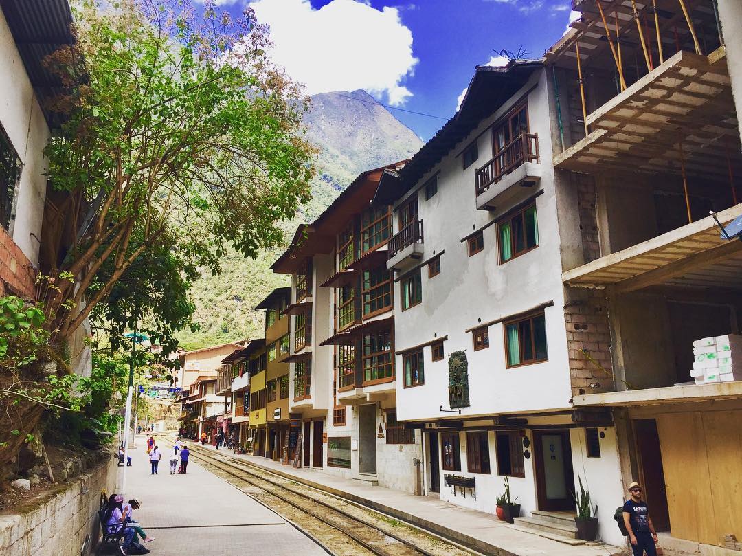 Lineas del tren y edificios en Aguas Calientes