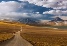 Plan Perfecto: Atacama y Uyuni en 7 días Camino de tierra en el desierto de Atacama