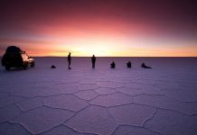 Viajeros durante amanecer en el salar de uyuni