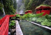 Termas con pasarelas de madera roja