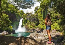 Viajera frente a cascada en el bosque de huilo huilo
