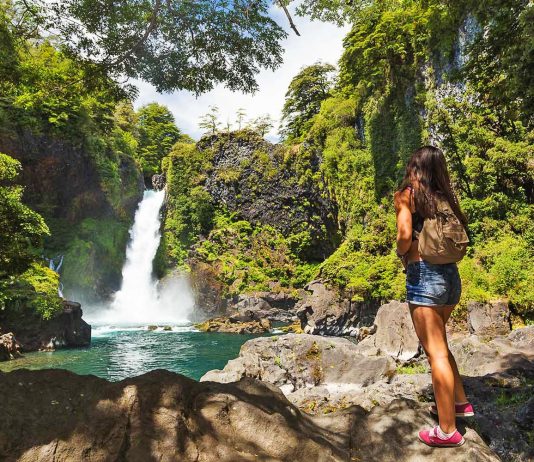 Viajera frente a cascada en el bosque de huilo huilo