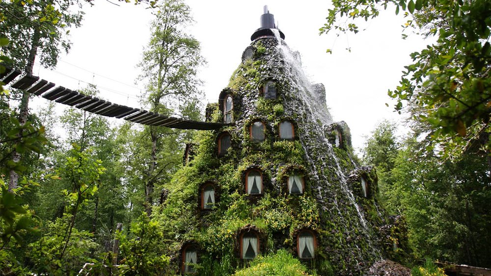 montaña-magica Hotel con extraña forma enmedio del bosque chileno