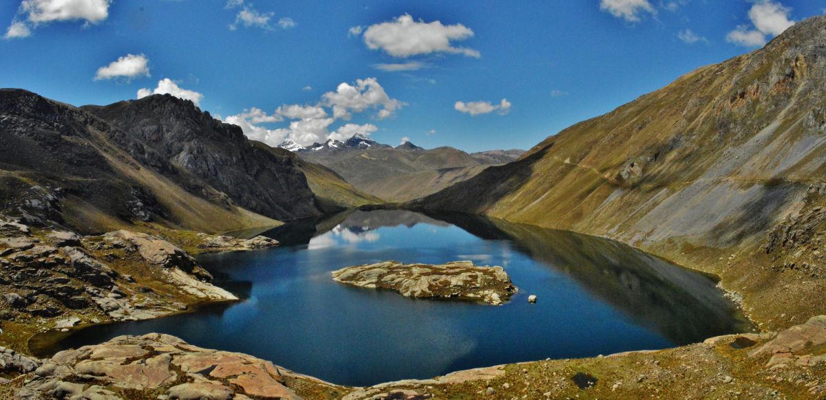 lago-mullucocha Gran laguna enmedio de las montañas