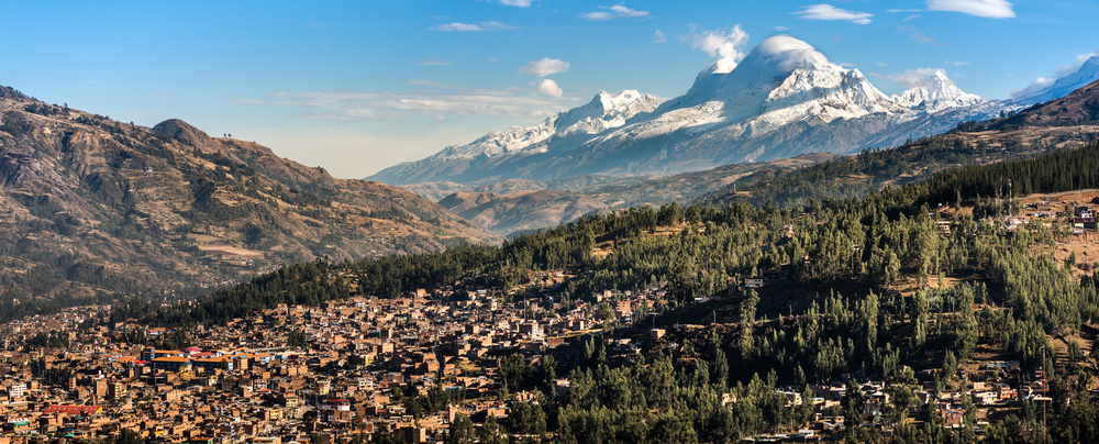 huaraz-ciudad Ciudad bajo las montañas