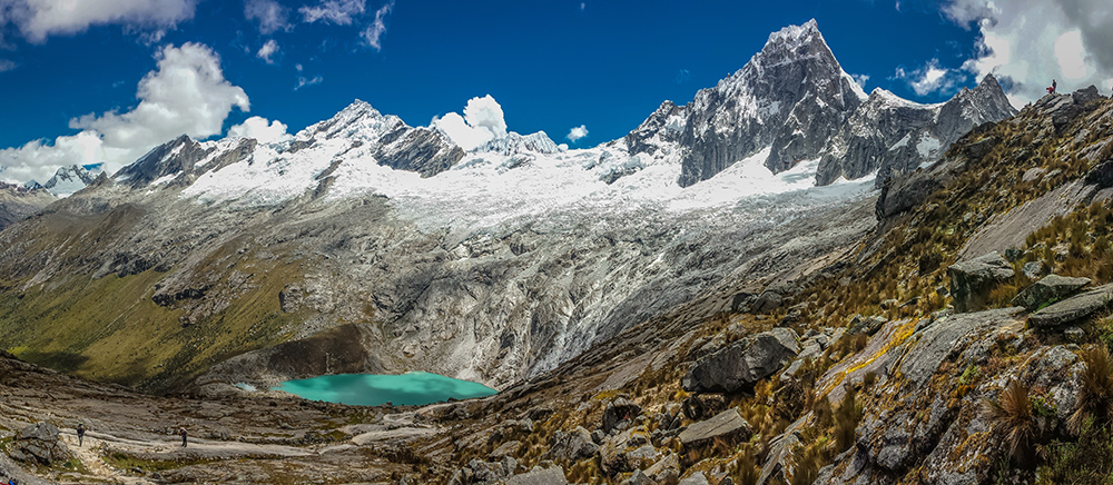 punta-union Laguna turquesa bajo montañas