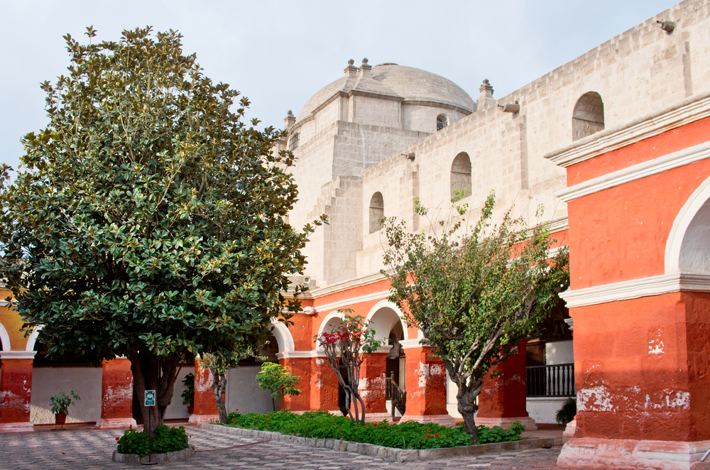 monasterio-arequipa árboles y atardecer en monasterio de santa catalina