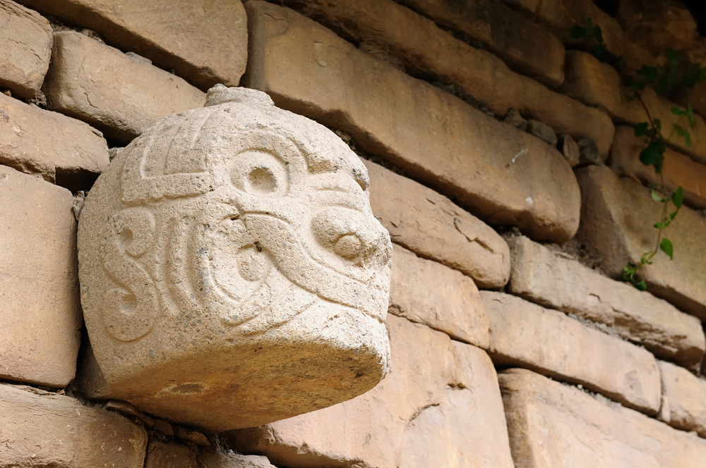 cabeza-chavin Escultura de cabeza de civilización antigua