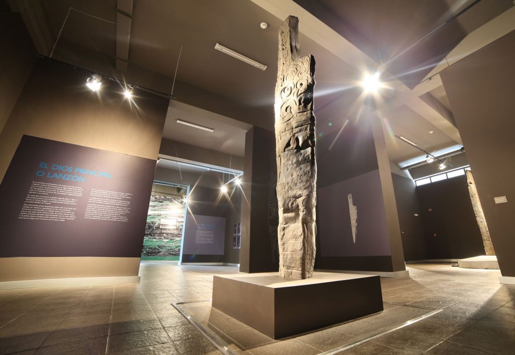lanzón-chavín Escultura pre incaica en museo cercano a chavín de huántar