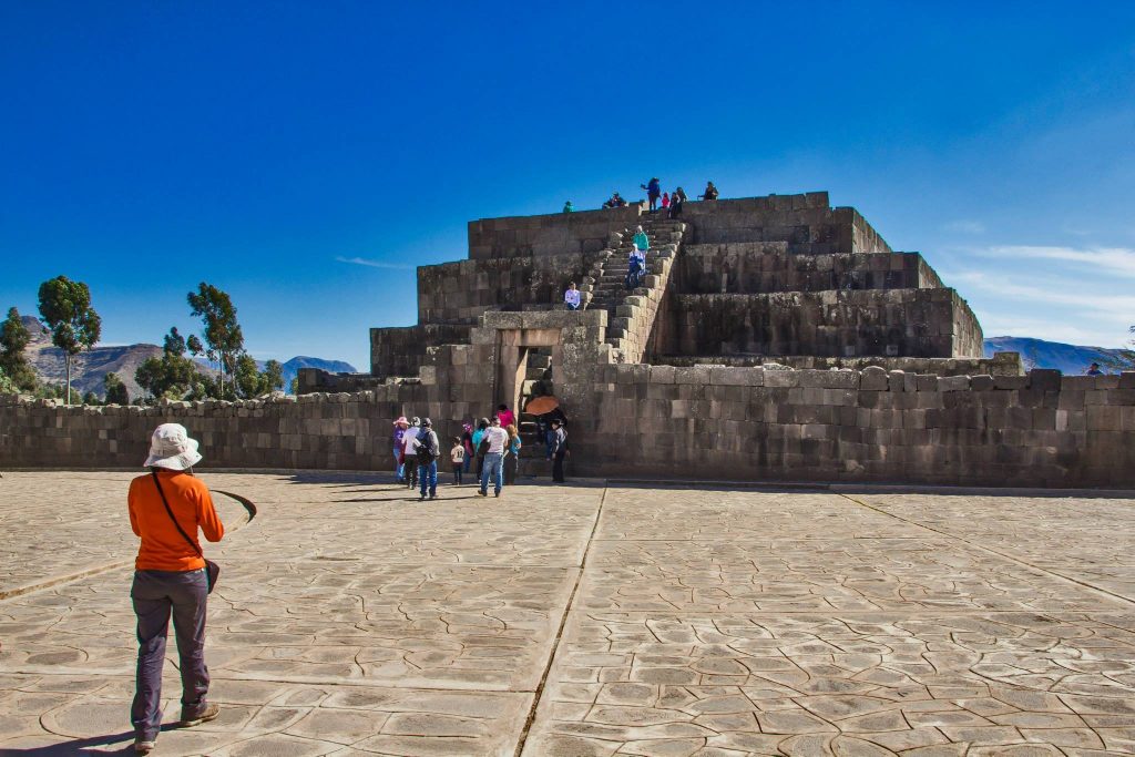 Turistas frente a pirámide inca en Ayacucho