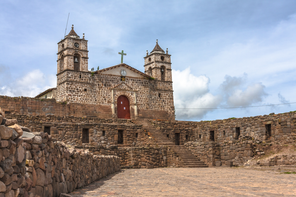 iglesia-vilcashuaman Iglesia sobre complejo arqueológico Inca