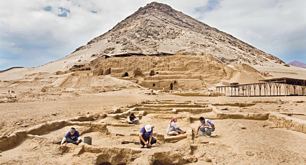 huaca-sol Arqueólogos excavando sitio arqueológico de la ruta moche