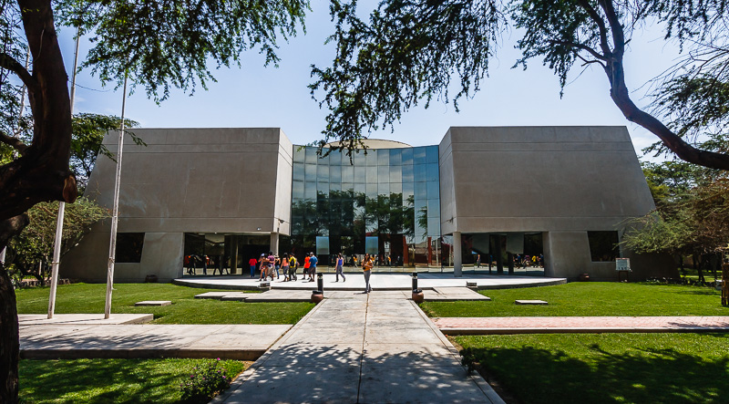 museo-sican Fachada de museo con personas alfrente