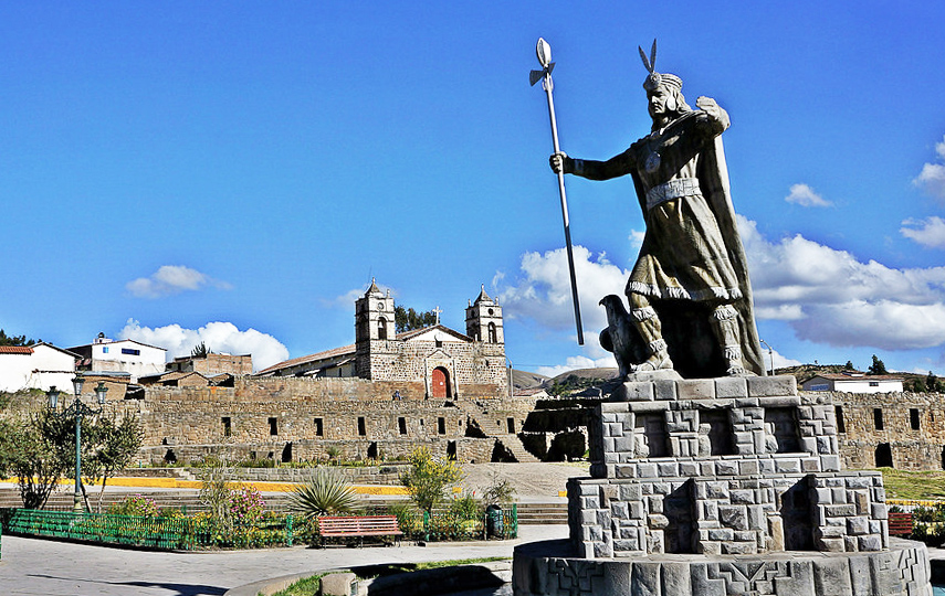 estatua-pachacutec Estatua del Inca Pachacutec en complejo Vilcashuamán