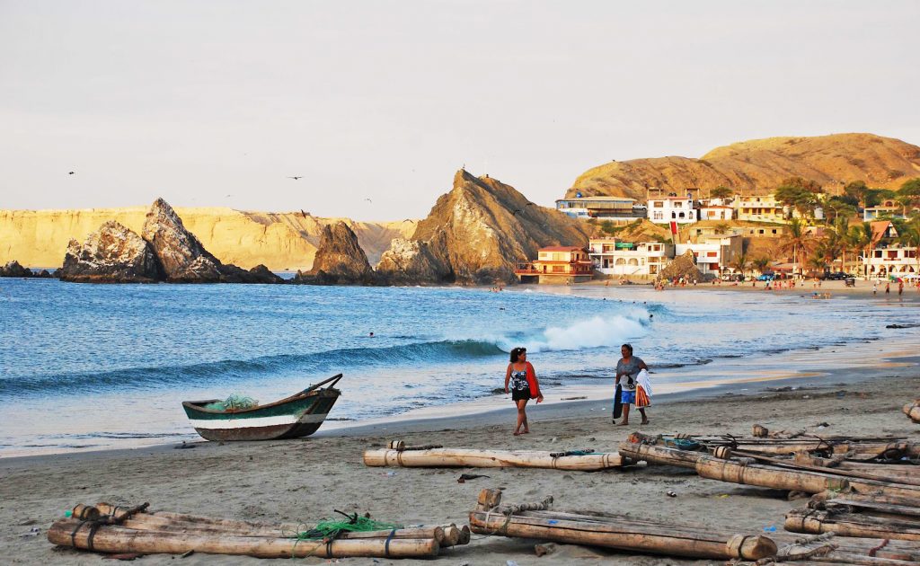 Personas caminando en playa de Piura al atardecer