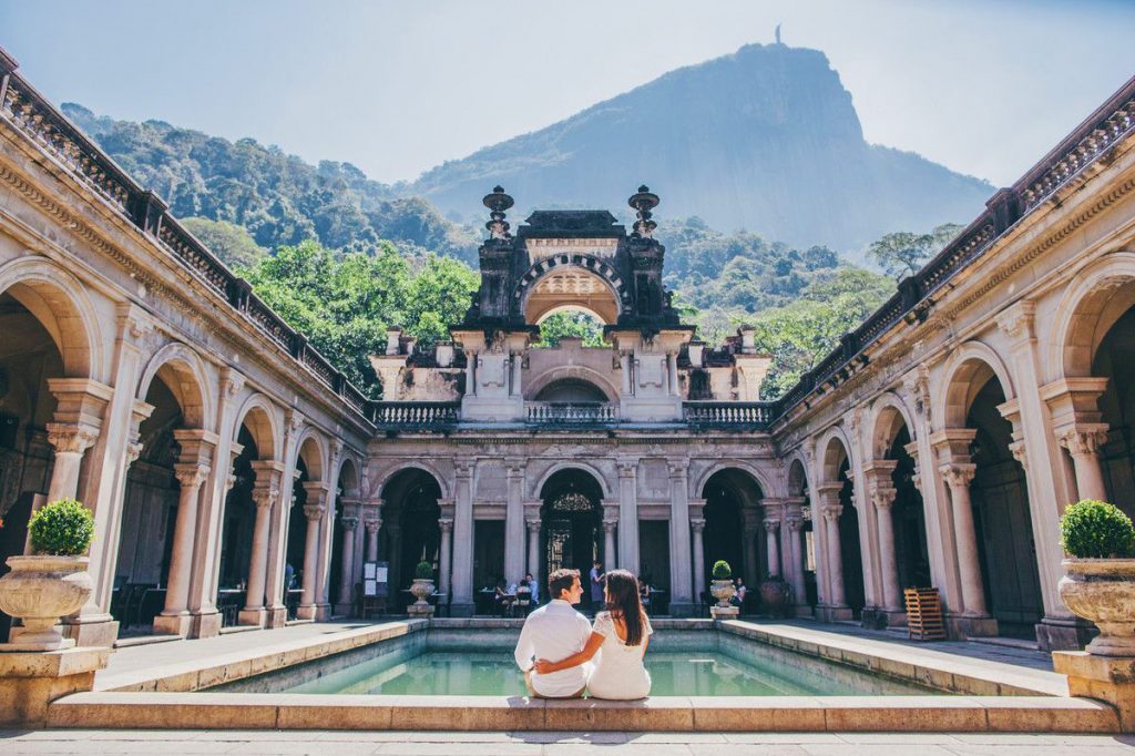 parque-lage Pareja frente a construcción colonial y piscina