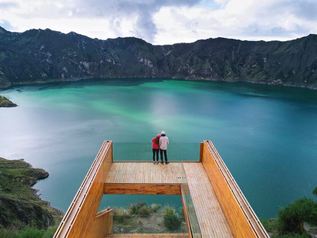 laguna-quilotoa Pareja en un mirador observando laguna volcanica