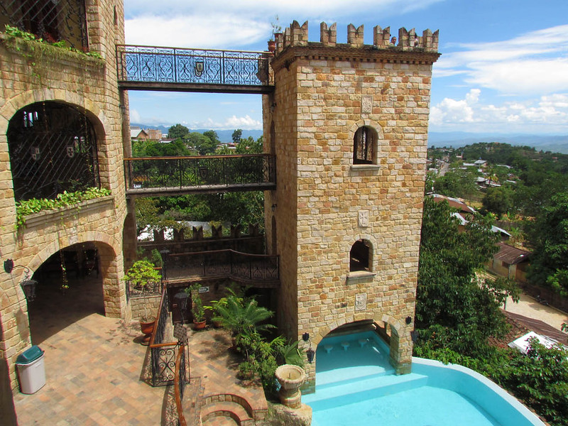 piscina-castillo Torre de castillo y piscina en lamas
