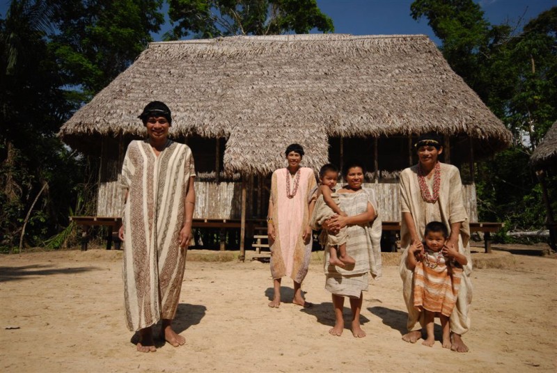 familia-machiguenga Familia de nativos de la selva peruana
