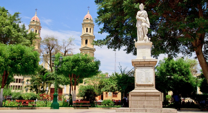 piura-catacaos Idlesia colonial en medio de plaza con vegetación