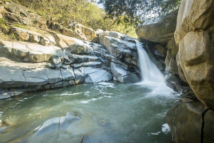 cascada-laquipampa Cascada en medio de rocas en laquipampa