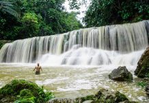 6 imperdibles lugares turísticos que ver en Pucallpa Hombre bajo gran cascada en la selva de pucallpa