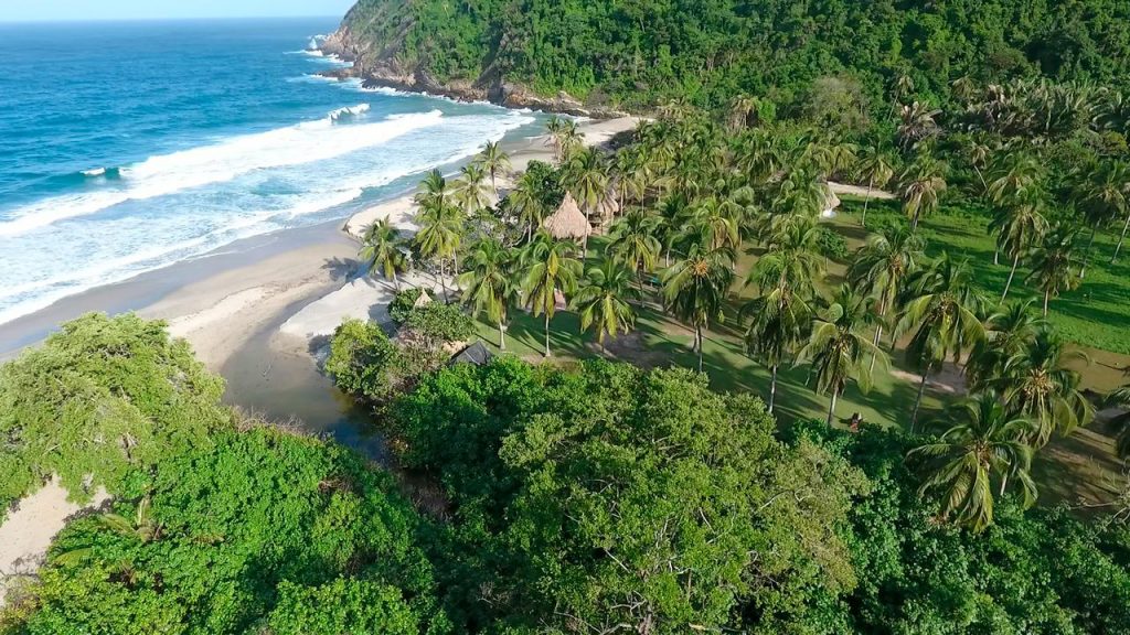 playa-brava Selva y playa en parque nacional de Colombia