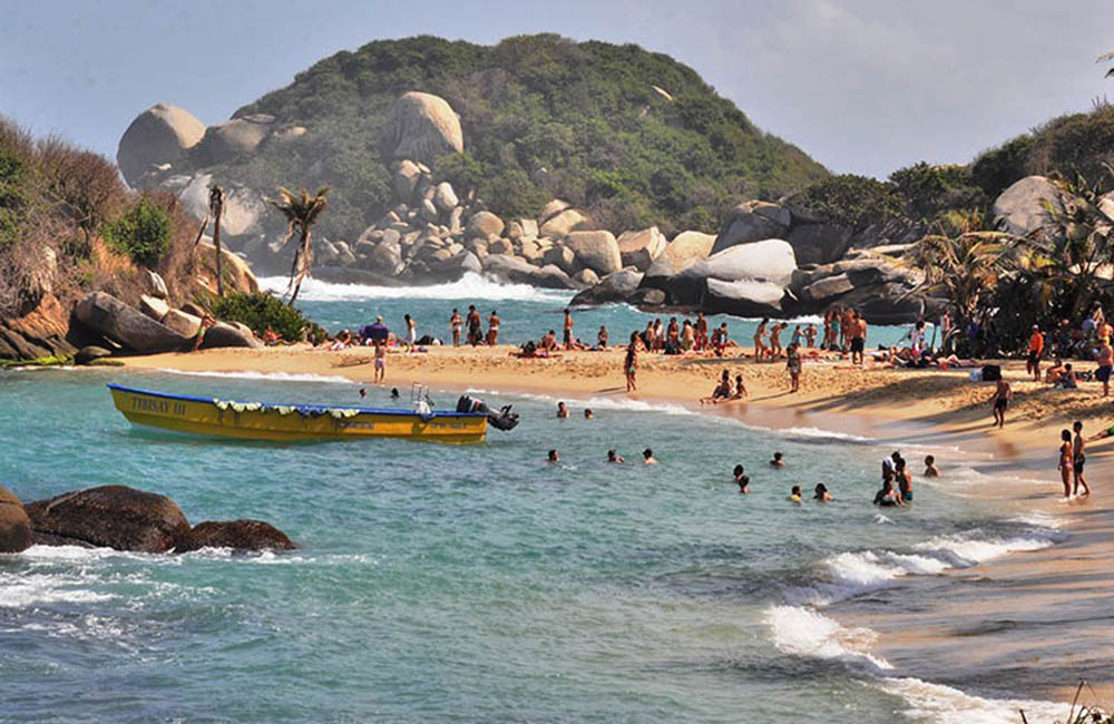cabo-tayrona Muchas personas en playa de Colombia