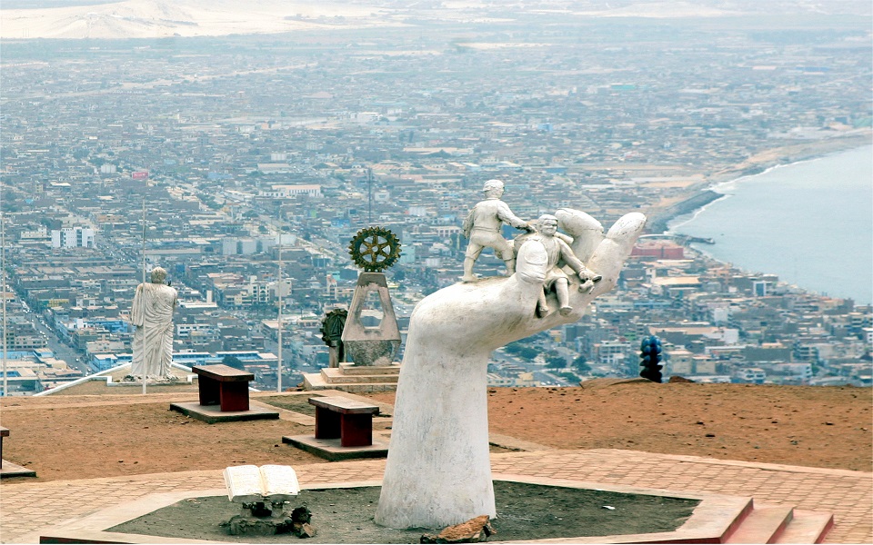 cerro-chimbote Escultura en la cima de un cerro en chimbote