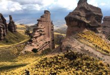 10 lugares en Perú que no sabes que existen (Parte 2) Ciclista bajando por ladera con formaciones rocosas espectaculares