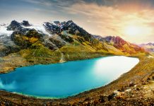 10 lugares que visitar en el Perú cuando se acabe la cuarentena Laguna color turquesa bajo las montañas en Perú