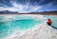 10 lugares que visitar en Chile cuando se acabe la cuarentena Viajero sentado frente a lagunas color turquesa