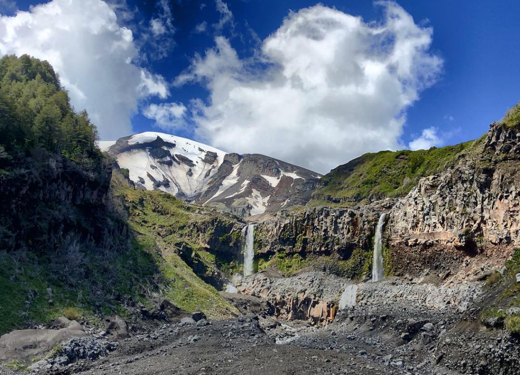 volcan-calbuco Dos cataratas caen desde una ladera en Chile