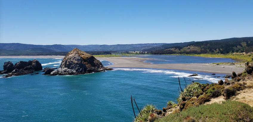 topocalma-playa Gigantezca roca en la orilla de la playa en Chile
