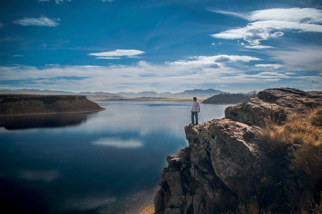 lago-umayo Persona observando lago desde las alturas