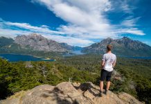 Clima en Bariloche: la mejor época para viajar Persona observando paisaje montañoso en Bariloche