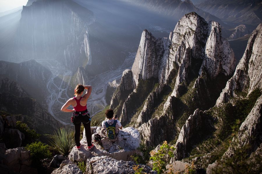 nido-aguiluchos Dos viajeros arriba de un mirador en una montaña