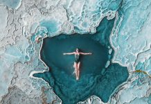 10 lugares que visitar en México cuando acabe la cuarentena Mujer bañandose en una laguna color turquesa