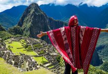 Los 10 mejores Youtubers viajeros para recorrer Latinoamérica Youtuber observando machu picchu