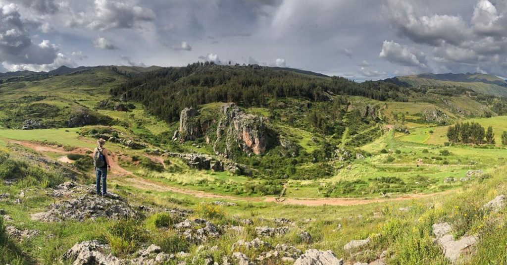 templo-luna Viajero observando paisaje con mucha vegetación y rocas