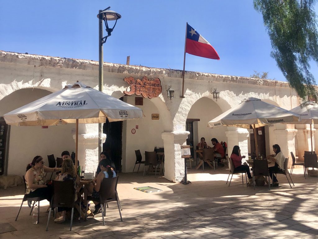 san-pedro Restaurante con mesas afuera bajo cielo despejado en Chile