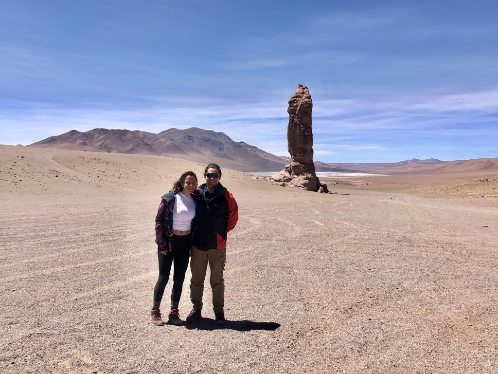 monjes-pacana Pareja de viajeros en medio de desierto en San Pedro