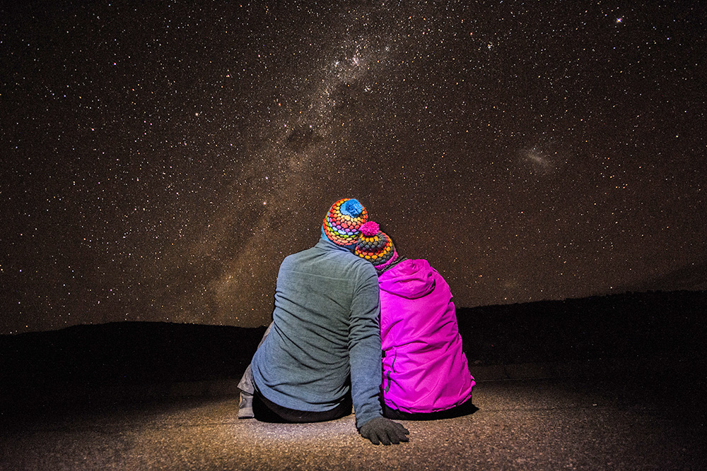 tour-astro Pareja observando las estrellas en el desierto de atacama