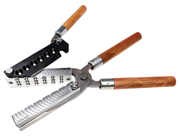 Picture of  Lee Precision 90486 Mold 00 Buckshot 18 12 Gauge Steel W/Wood Handle Capacity 18 Linked Pellets 734307904869