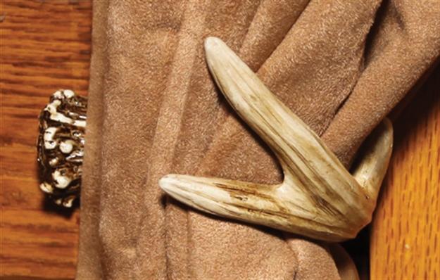 Picture of River's Edge Gifts Edge Deer Antler Tieback Hooks 1 Pair Per Pack