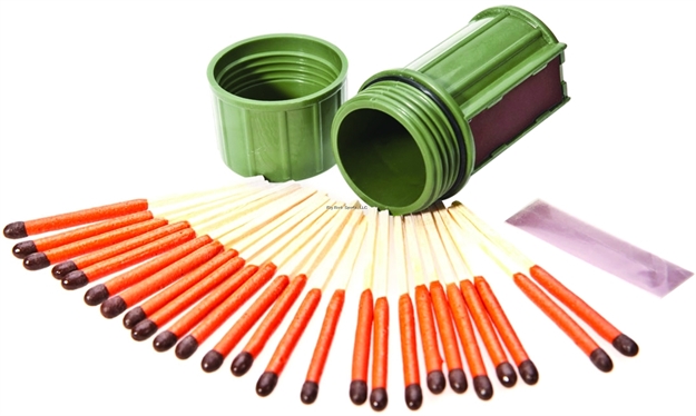 Picture of Uco   Stormproof Match Kit. Green. 25 Matches And 3 Replaceable Strikers.