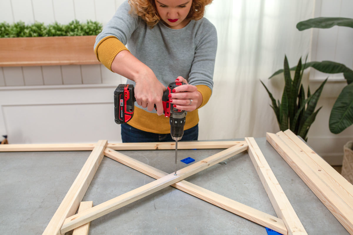 Secure the crisscross supports Secure the crisscross supports