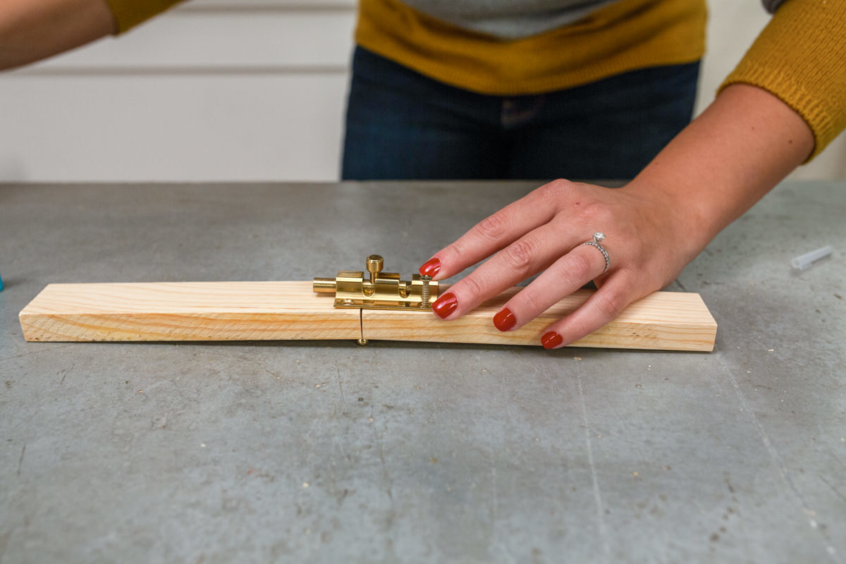 Add slide bolts to the sideboard Add slide bolts to the sideboard