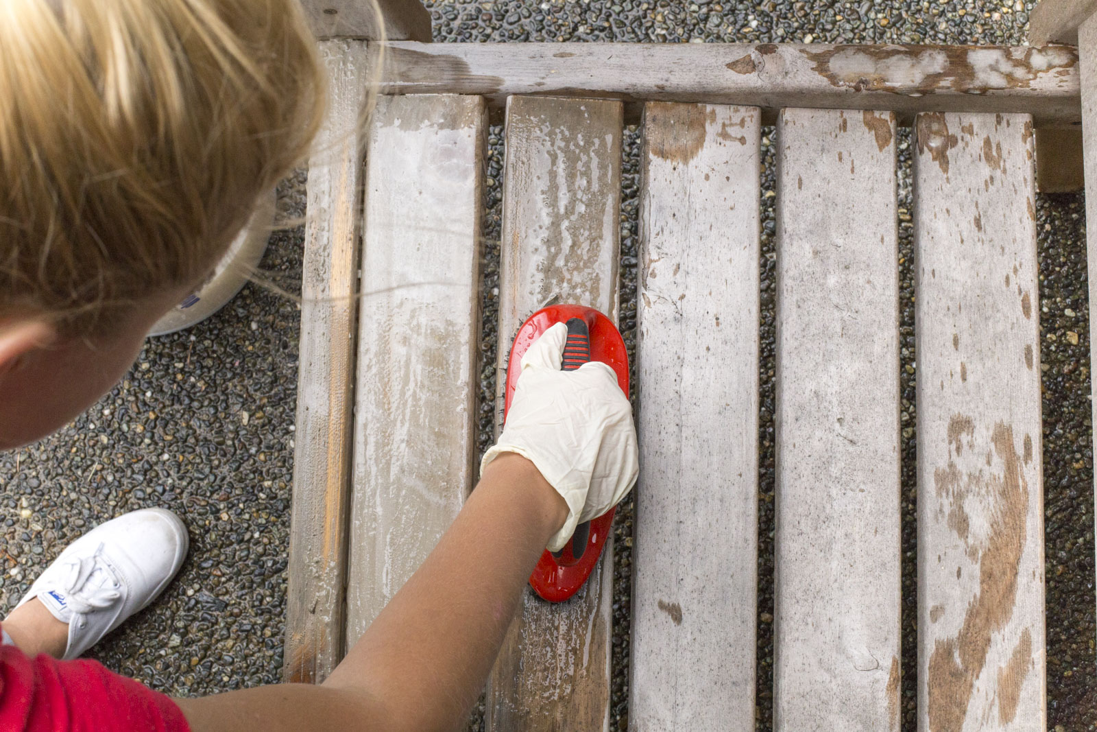 How to Refinish a Weathered Bench Using DIY Methods